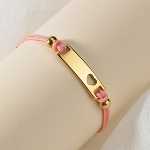 Rosa geflochtenes Armband mit vergoldeter gebogener Platte und ausgeschnittenem Herzdesign