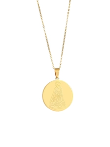 Détail d'un pendentif médaille Saint Lazare doré sur une fine chaîne en acier
