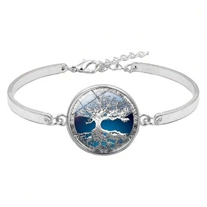 Bracelet arbre de vie argenté avec pendentif dégradé bleu sur fond blanc épuré