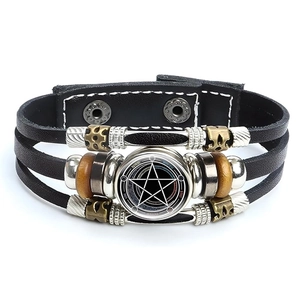 Detail eines mehrlagigen Lederarmbands mit Wicca-Pentagramm und Perlenstrukturen