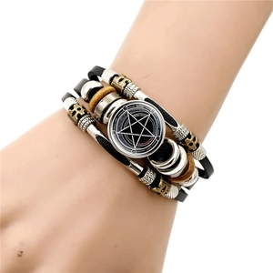 Mehrlagiges Punk-Lederarmband mit Hexenknoten-Pentagramm und Totenkopf-Anhängern