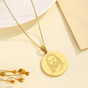 Collier en acier inoxydable doré avec un pendentif rond double face portrait de Jésus