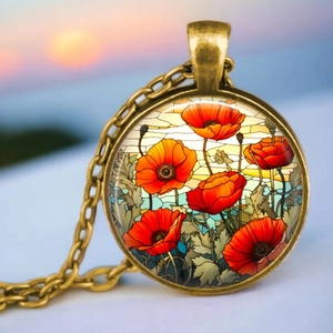 Vue macro du collier avec pendentif bronze et motif de coquelicot rouge style vitrail