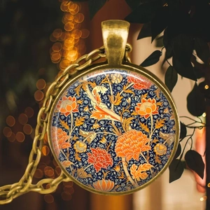 Gros plan du collier fleur vintage en bronze avec pendentif en verre de style William Morris
