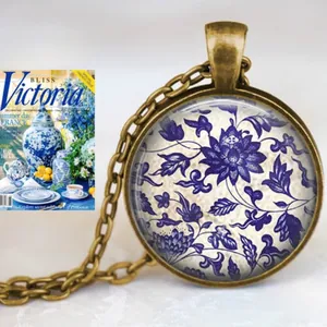 Détail du collier vintage en bronze avec pendentif à motif floral bleu chinoiserie