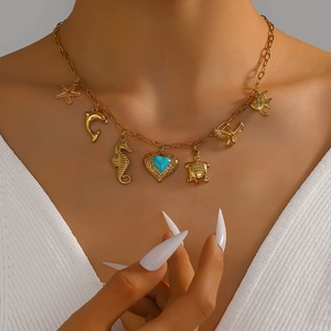 Collana dorata in acciaio inossidabile con ciondoli marini e cuore turchese indossata
