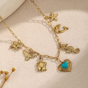 Collana in acciaio inossidabile dorato con ciondoli marini e pendente cuore blu