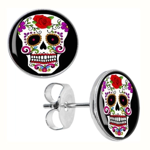 Dettaglio macro di orecchini Sugar Skull con rosa rossa e grafica del Giorno dei Morti