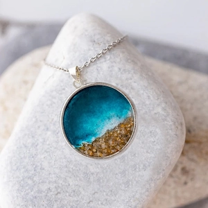 Collier de plage bohème avec pendentif vagues en résine bleue et texture de sable