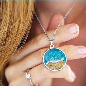 Collier bohème avec pendentif vagues de l'océan en résine et éléments de plage