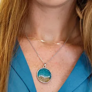 Collier de plage bohème avec pendentif océan en résine bleue et chaîne en argent