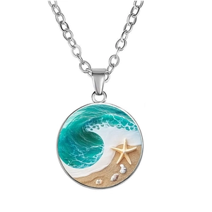 Détail du pendentif rond argenté avec vagues océaniques réalistes et textures de plage
