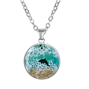 Gros plan du collier argenté avec pendentif dauphin et détails de vagues d'océan