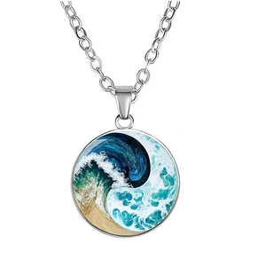 Détail du collier argenté avec pendentif vague inspiré par les vagues et l'art de la plage