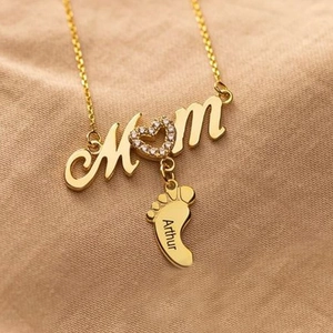Collana Mom dorata personalizzata con cuore in zircone e ciondolo piedini incisi
