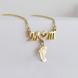 Collana MOM personalizzata in oro con cuore di diamanti e ciondolo a piedino inciso