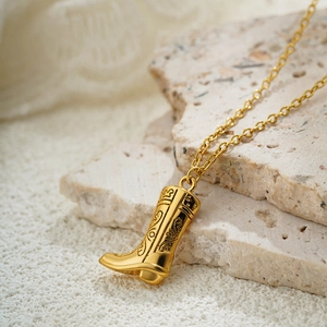 Dettaglio della collana con ciondolo stivale da cowboy placcata oro 18K e incisione
