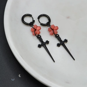 Boucles d'oreilles gothiques épée et fleur de cerisier rose sur céramique blanche