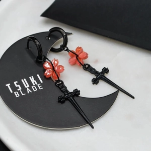 Boucles d'oreilles gothiques dague et fleur de cerisier avec épées noires et résine rose