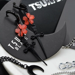 Boucles d'oreilles gothiques épée et fleur de cerisier sur carte en croissant