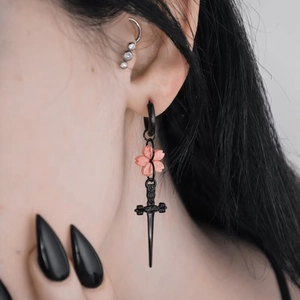 Boucles D'oreilles Pendantes Épée Gothique Fleur De Cerisier Sombre Punk Alliage Résine Paillettes Bijoux Style Harajuku