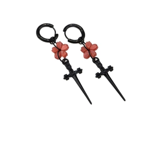 Boucles d'oreilles gothiques noires avec fleur de cerisier rose et dague médiévale