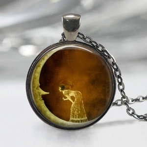 Collier vintage avec pendentif en verre croissant de lune et illustration artistique