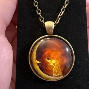 Collier vintage en bronze avec pendentif lune et jeune fille sous dôme en verre