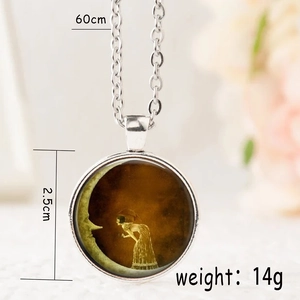 Collier vintage avec pendentif lune en verre, cadre argenté et chaîne de 60cm