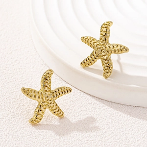 Boucles d'oreilles minimalistes en forme d'étoile de mer dorée avec texture réaliste