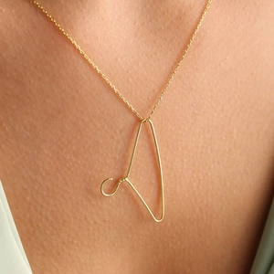 Goldfarbene Kleiderbügel Anhänger Halskette Edelstahl Minimalistisch Kreativ Symbol Schmuck Für Damen