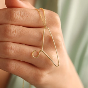 Minimalistische goldene Kleiderbügel Halskette für Damen aus hochwertigem Edelstahl