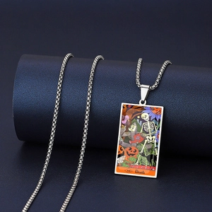 Détail du pendentif Tarot de la Mort d'Halloween avec motifs crâne et citrouille sur acier