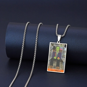 Détail du pendentif tarot représentant Frankenstein en L'Empereur sur chaîne argent