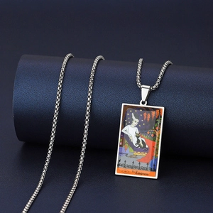 Détail du pendentif tarot L'Impératrice sur une chaîne en acier inoxydable de qualité