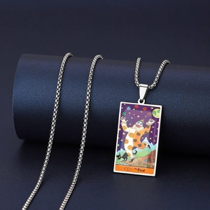 Gros plan du pendentif tarot Le Fou avec peinture à l'huile sur chaîne en acier argenté