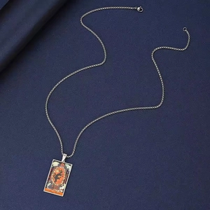 Pendentif carte de tarot Le Monde avec chat noir en acier inoxydable style rétro