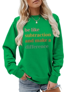Dettaglio felpa verde con stampa di lettere colorate e polsini a costine in stile casual