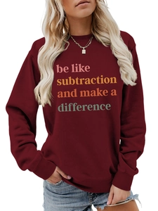 Dettaglio della felpa bordeaux con la stampa artistica 'be like subtraction' sul petto