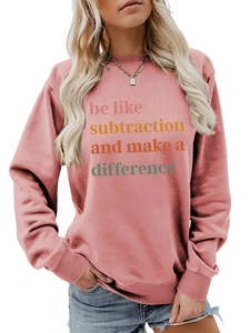 Dettaglio di una felpa rosa girocollo con stampa sfumata 'be like subtraction'