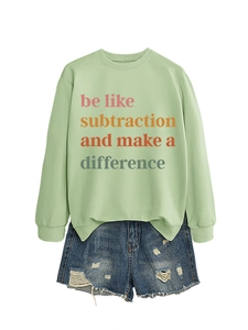 Felpa verde chiaro con stampa grafica abbinata a pantaloncini di jeans strappati e lavati