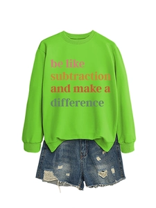 Dettaglio della felpa verde neon e pantaloncini di jeans blu con strappi