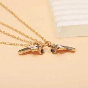 Colliers magnétiques manette de jeu pour amis avec chaîne dorée et pendentif noir