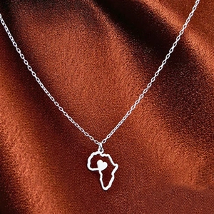 Collier pendentif carte Afrique avec cœur sur fond de tissu satiné marron
