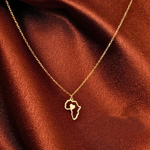 Collier carte d'Afrique en acier doré avec cœur découpé sur fond de soie marron