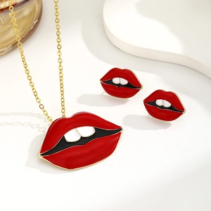 Parure de bijoux avec collier et boucles d'oreilles lèvres rouges et fini doré