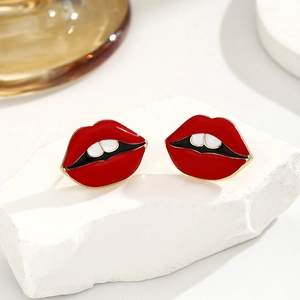 Boucles d'oreilles puces lèvres rouges en émail doré style pop art sur support pierre