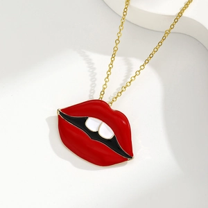 Collier pendentif lèvres rouges en émail doré avec détails blancs et noirs élégants