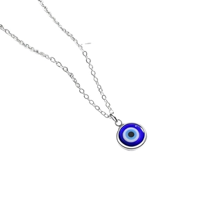 Minimalistische böse blick glasperle kette mit blauem nazar auge an einer silbernen kette