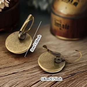 Vista detallada de los pendientes de bronce con dimensiones 3cm largo y 1,8cm diámetro